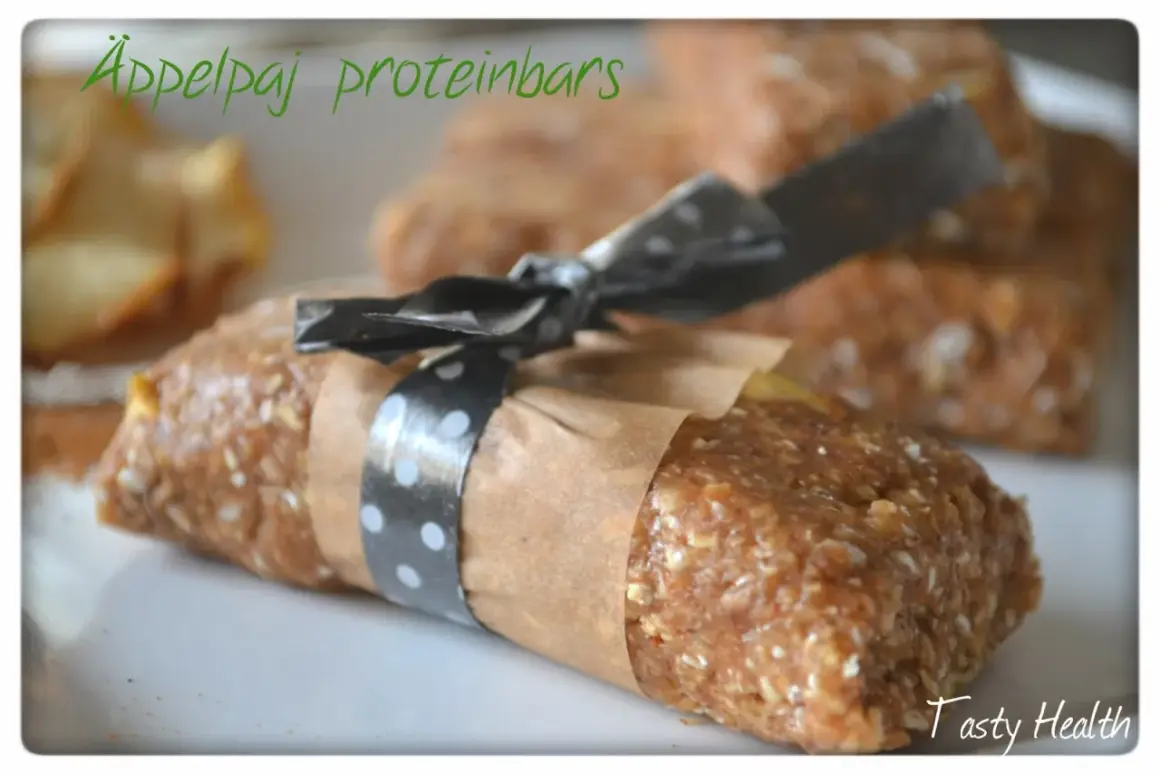 Äppelpaj proteinbars, ett enkelt recept för hemmagjorda bars med smak av äppelpaj. Perfekt som mellanmål!