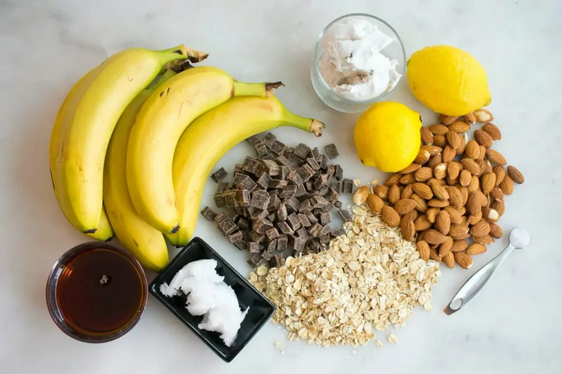 Bananer, chokladbitar, havregryn, mandlar, citroner, kokosolja och honung. En härlig mix för att baka något nyttigt!