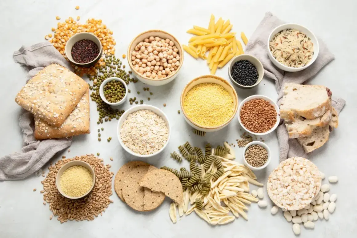 En variation av kolhydrater mat: bröd, pasta, ris, havre, linser, kikärtor och majs.
