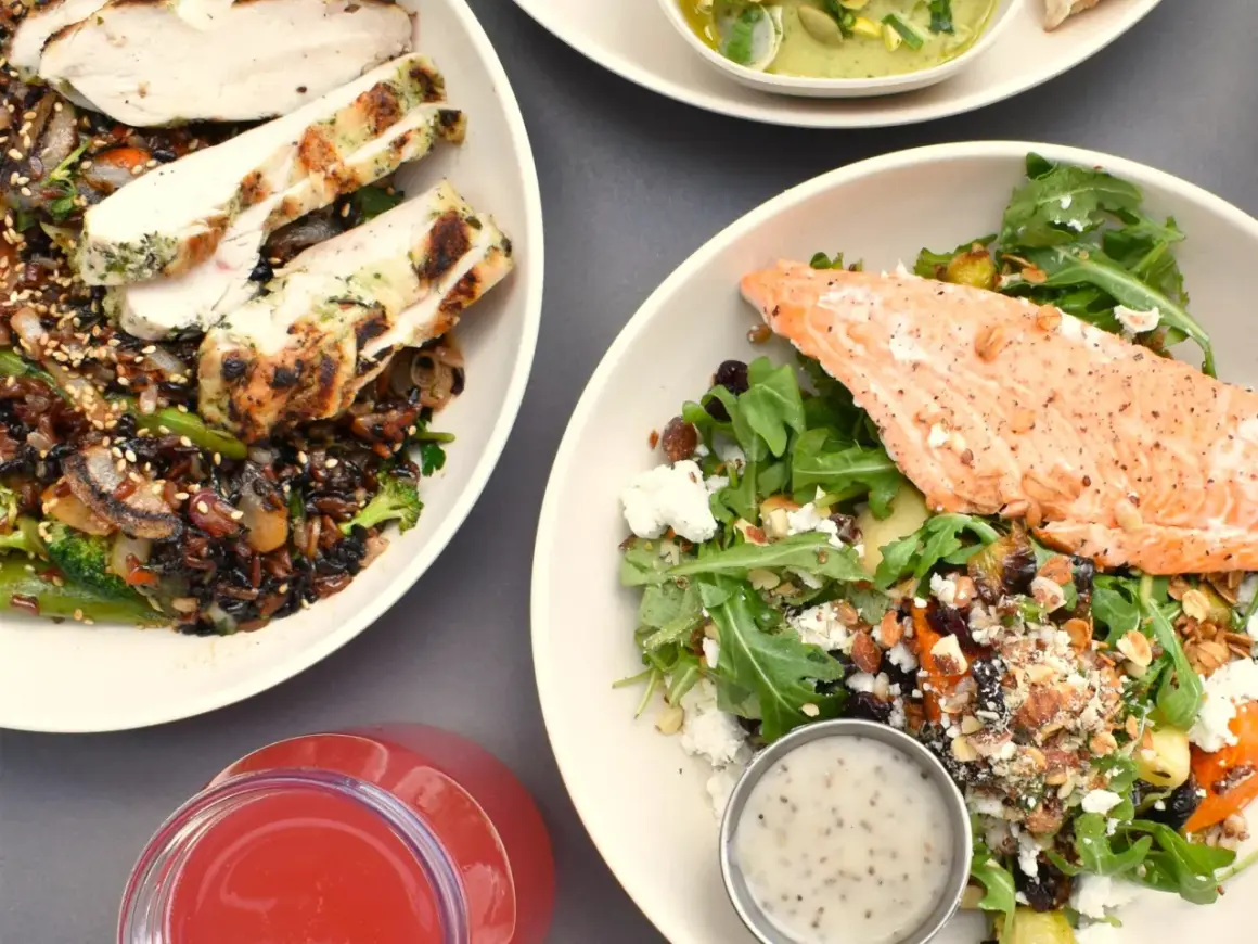 Två proteinrika måltider: grillad kyckling med vildris och grönsaker, samt lax med sallad. Perfekt för att nå 100g protein.