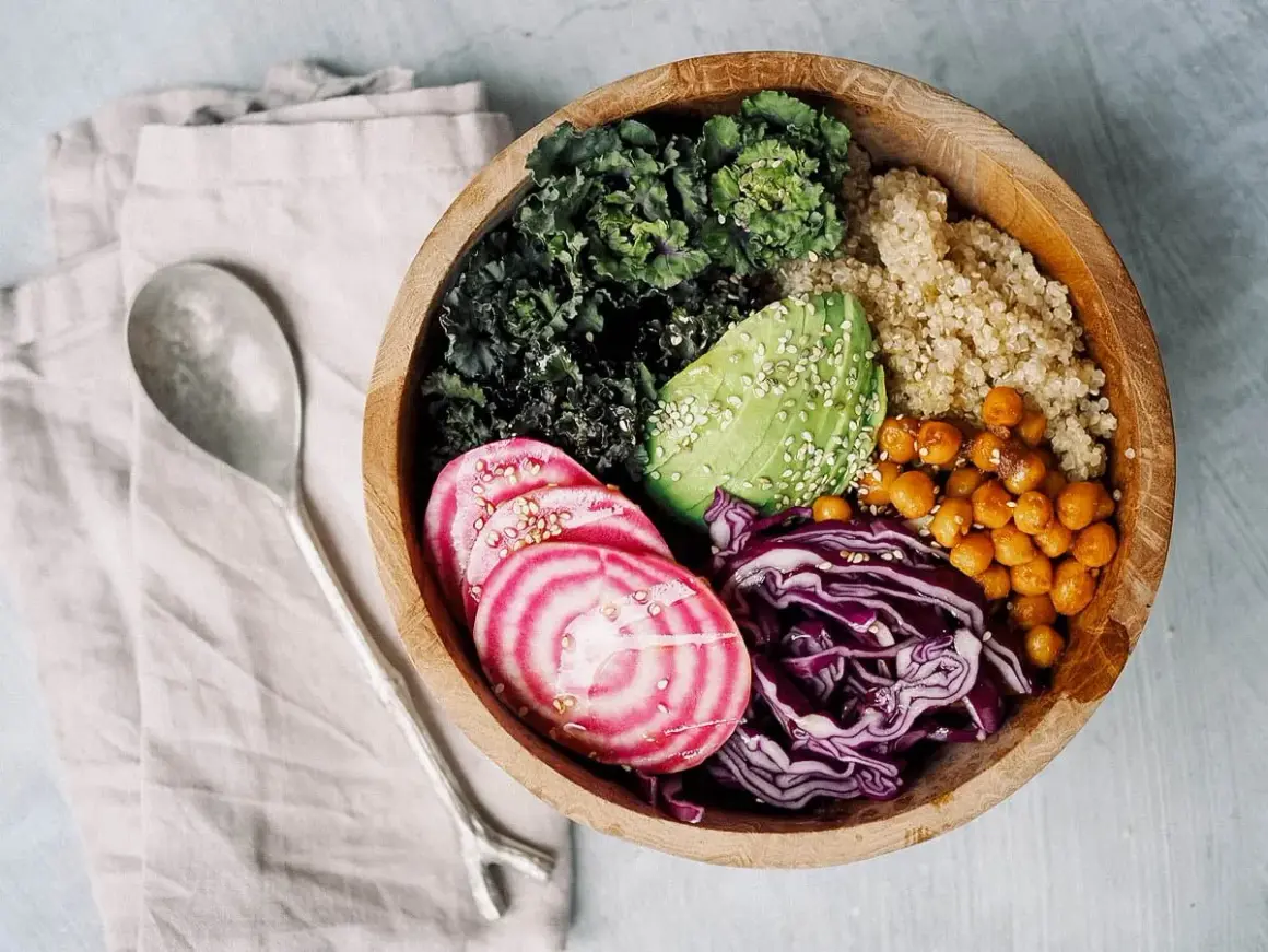 En näringsrik bowl med grönkål, quinoa, kikärtor, avokado, rödkål och polkabeta. Perfekt för en antiinflammatorisk kost.