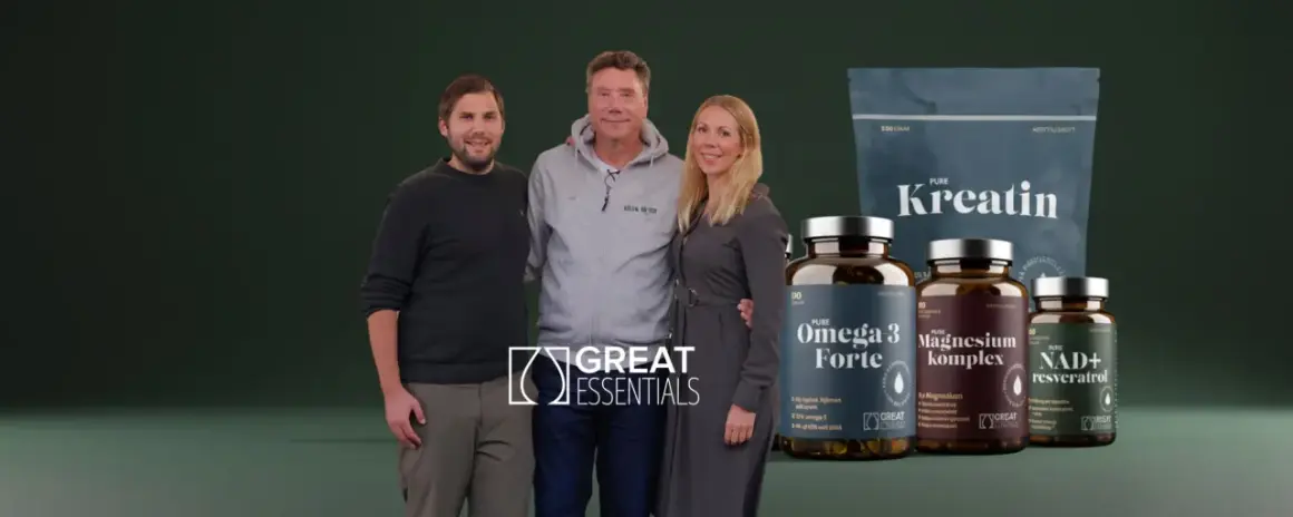 Två män och en kvinna, kanske runt 50 år, står bredvid kosttillskott från Great Essentials.