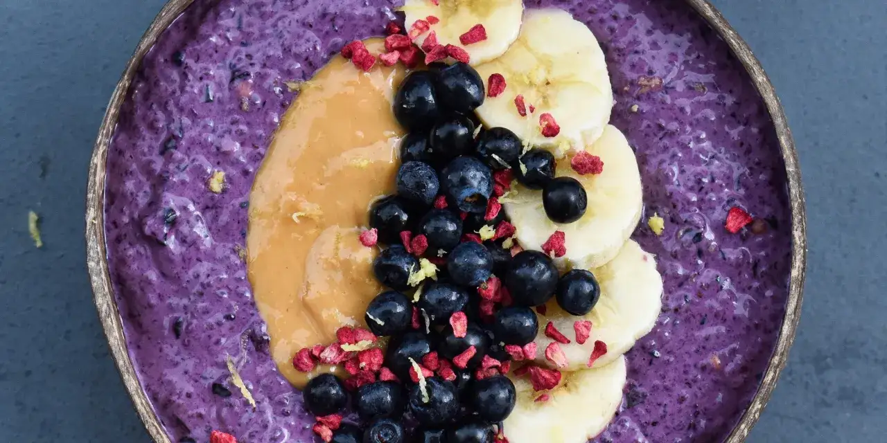 Lila chia pudding med bl&aring;b&auml;r, banan och jordn&ouml;tssm&ouml;r. Ett perfekt recept f&ouml;r en h&auml;lsosam frukost eller mellanm&aring;l.