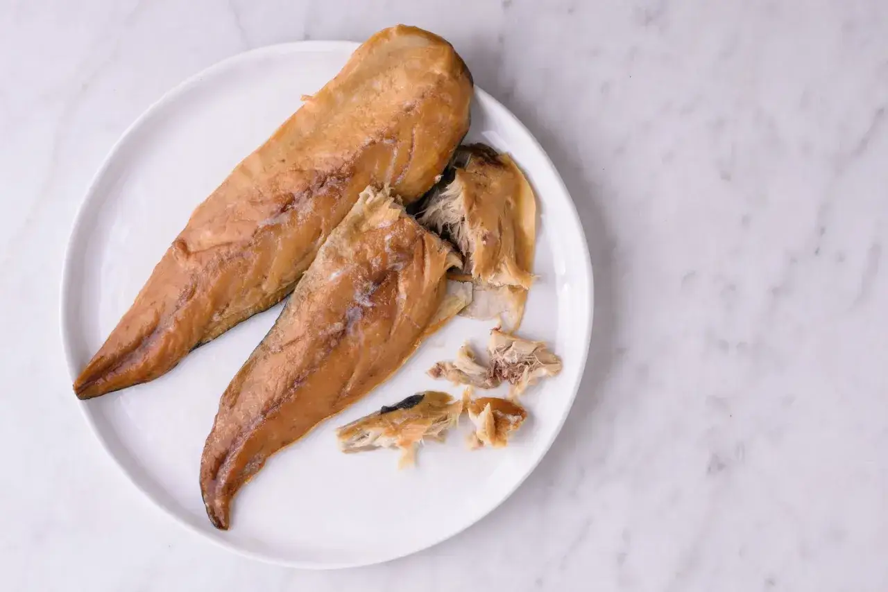 Tv&aring; fil&eacute;er av r&ouml;kt makrill p&aring; en vit tallrik. Makrill nyttigt och gott!