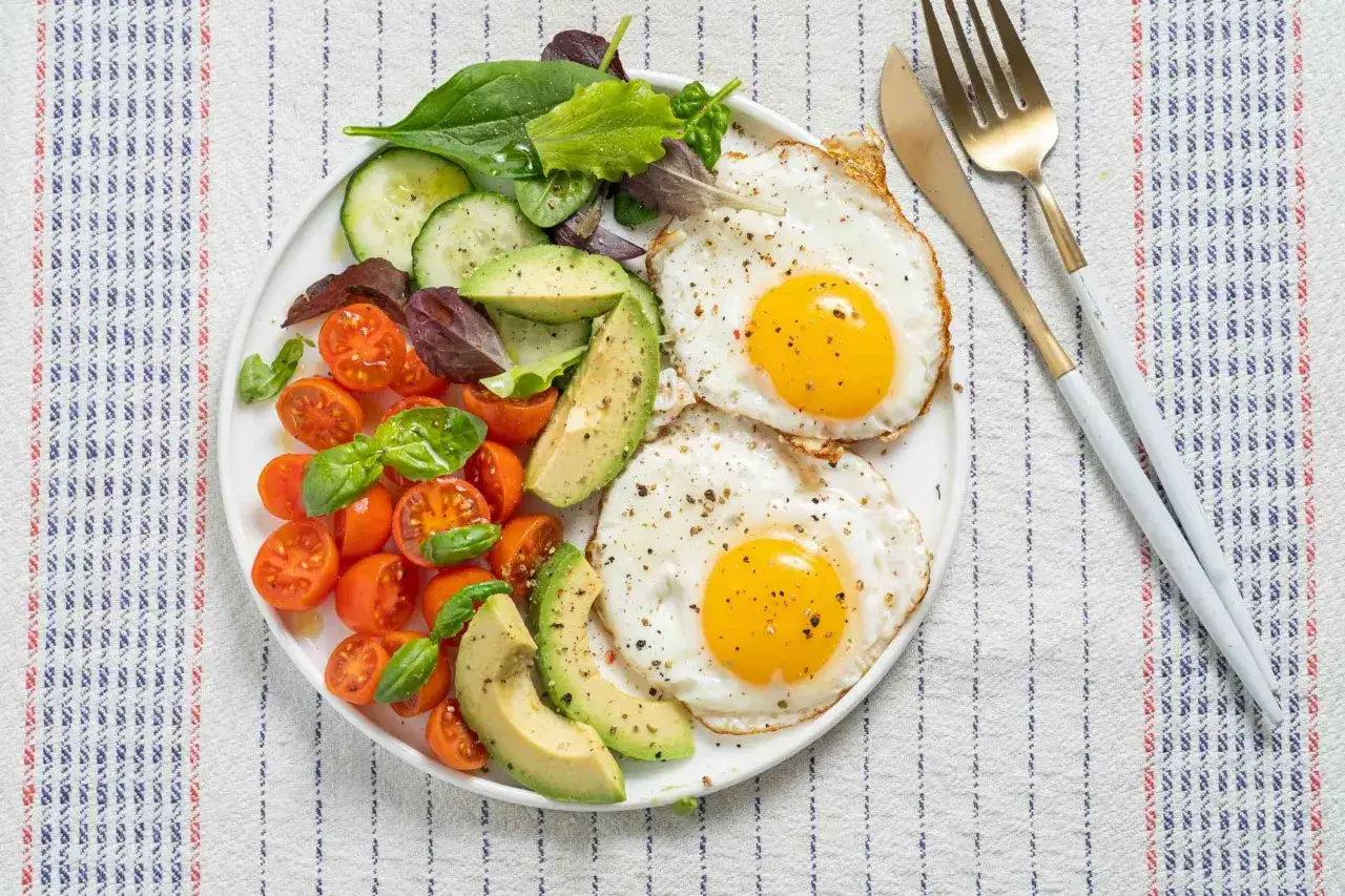 En proteinrik frukost med &auml;gg, avokado, tomater och gr&ouml;nsallad. Perfekt f&ouml;r att g&aring; ner i vikt och h&aring;lla sig m&auml;tt.