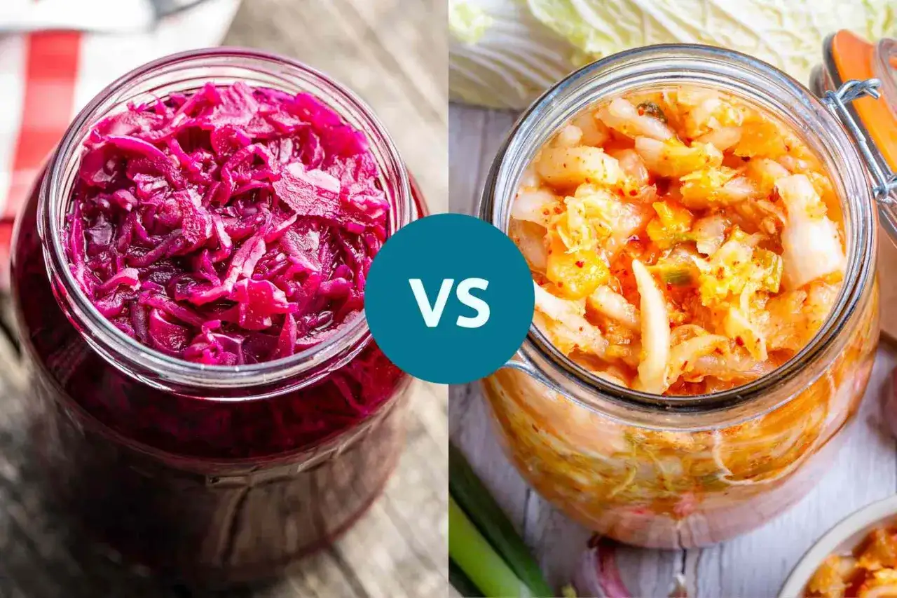 Två burkar med fermenterad kål. Till vänster rödkål, till höger kimchi. Båda är nyttiga!