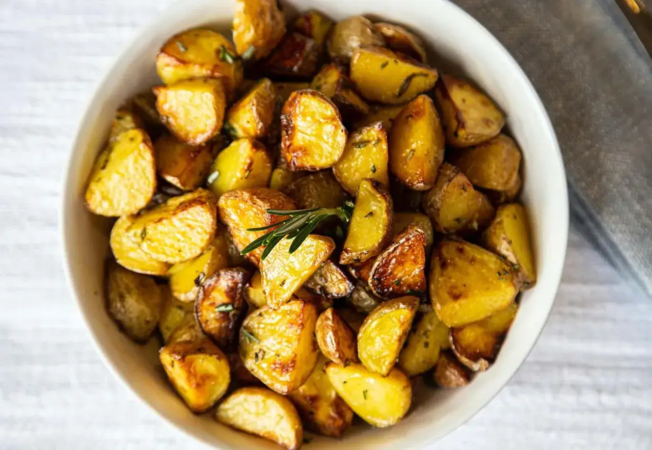 En sk&aring;l med gyllene, rostade potatisklyftor med rosmarin. Enkel och god r&auml;tt, bra att veta kokt potatis kcal f&ouml;r en h&auml;lsosam m&aring;ltid.