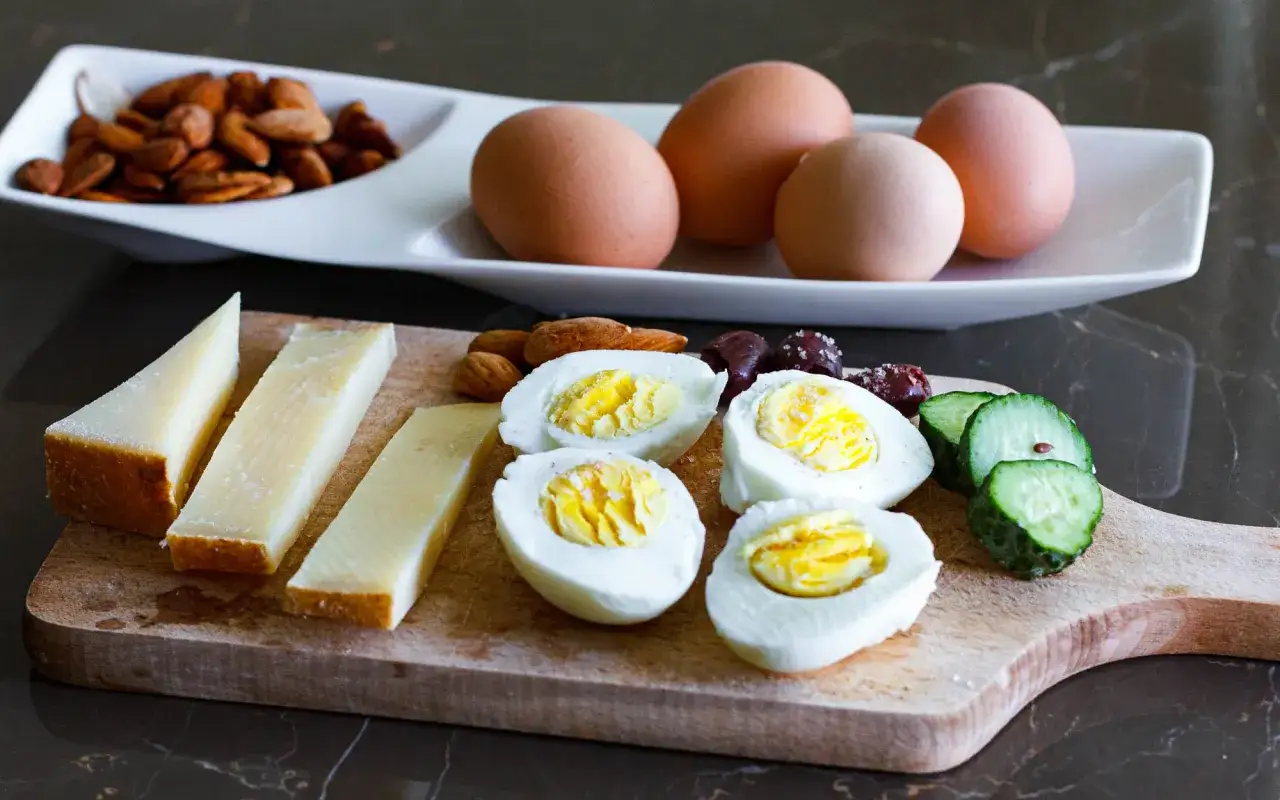 En härlig keto diet frukost med ägg, ost, mandlar och gurka. Perfekt start på dagen!