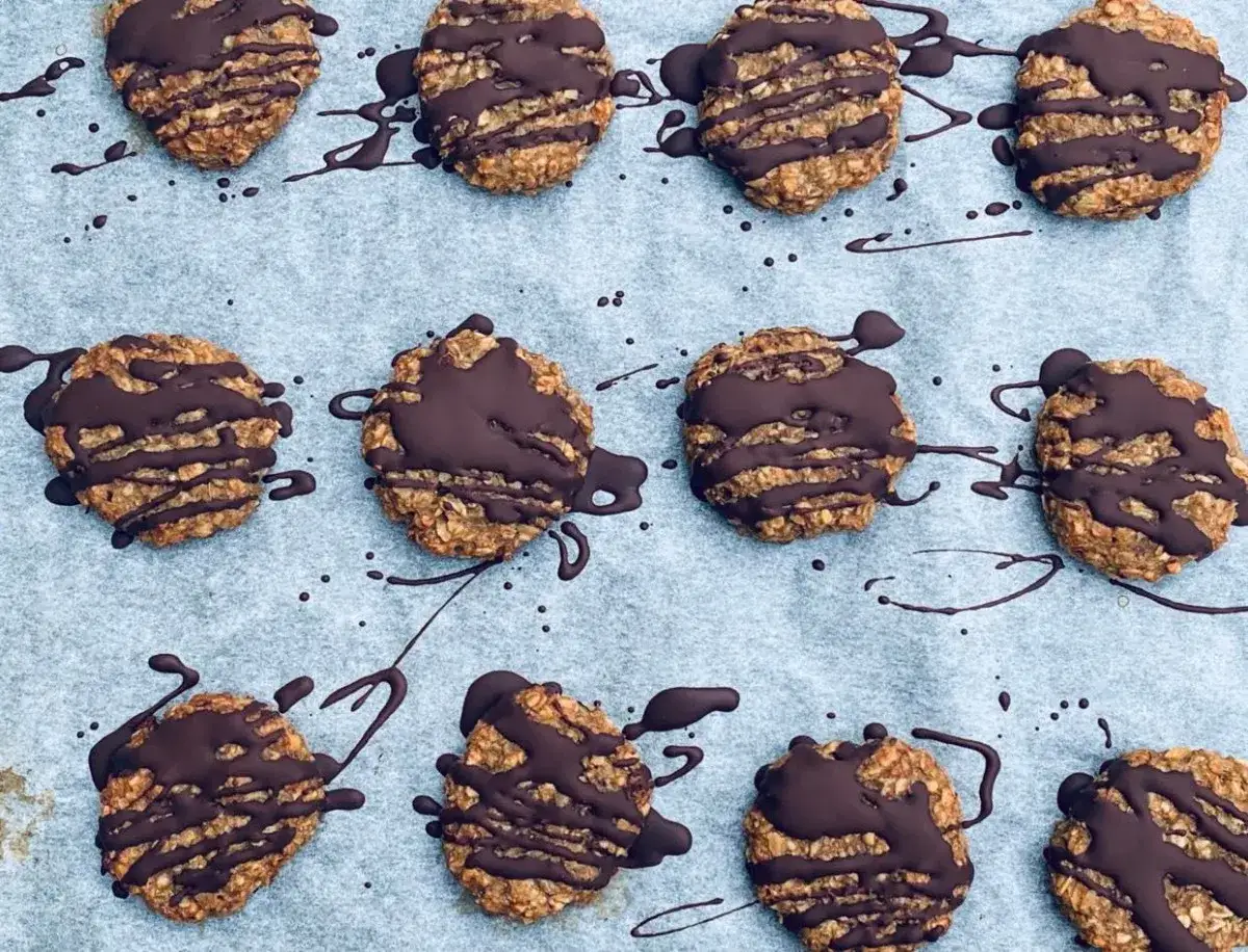 Nyttiga kakor med chokladdrizzle. Havregryn och n&ouml;tter ger dessa hembakade godsaker en h&auml;rlig textur.