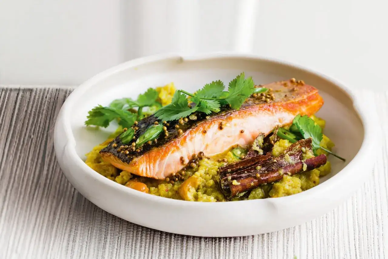 Laxfil&eacute; med kryddig blomk&aring;lsris, koriander och chili. Ett perfekt keto recept f&ouml;r en smakrik middag.