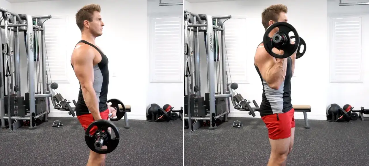 Man utf&ouml;r bicepscurl med st&aring;ng i ett gym. Han lyfter skivst&aring;ngen mot br&ouml;stet f&ouml;r att tr&auml;na sina armmuskler.
