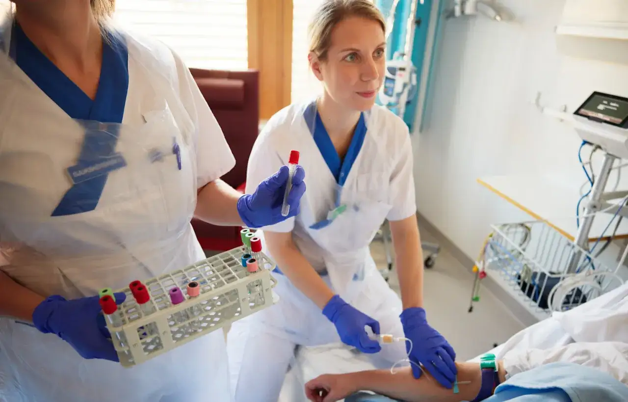 Två sjuksköterskor tar blodprover. En patient med ofrivillig viktnedgång får vård.