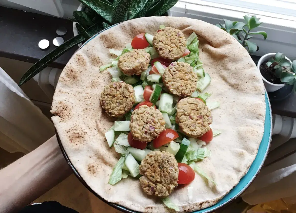 Ugnsbakad falafel med sallad, tomat och gurka p&aring; ett pitabr&ouml;d. Enkelt och gott!