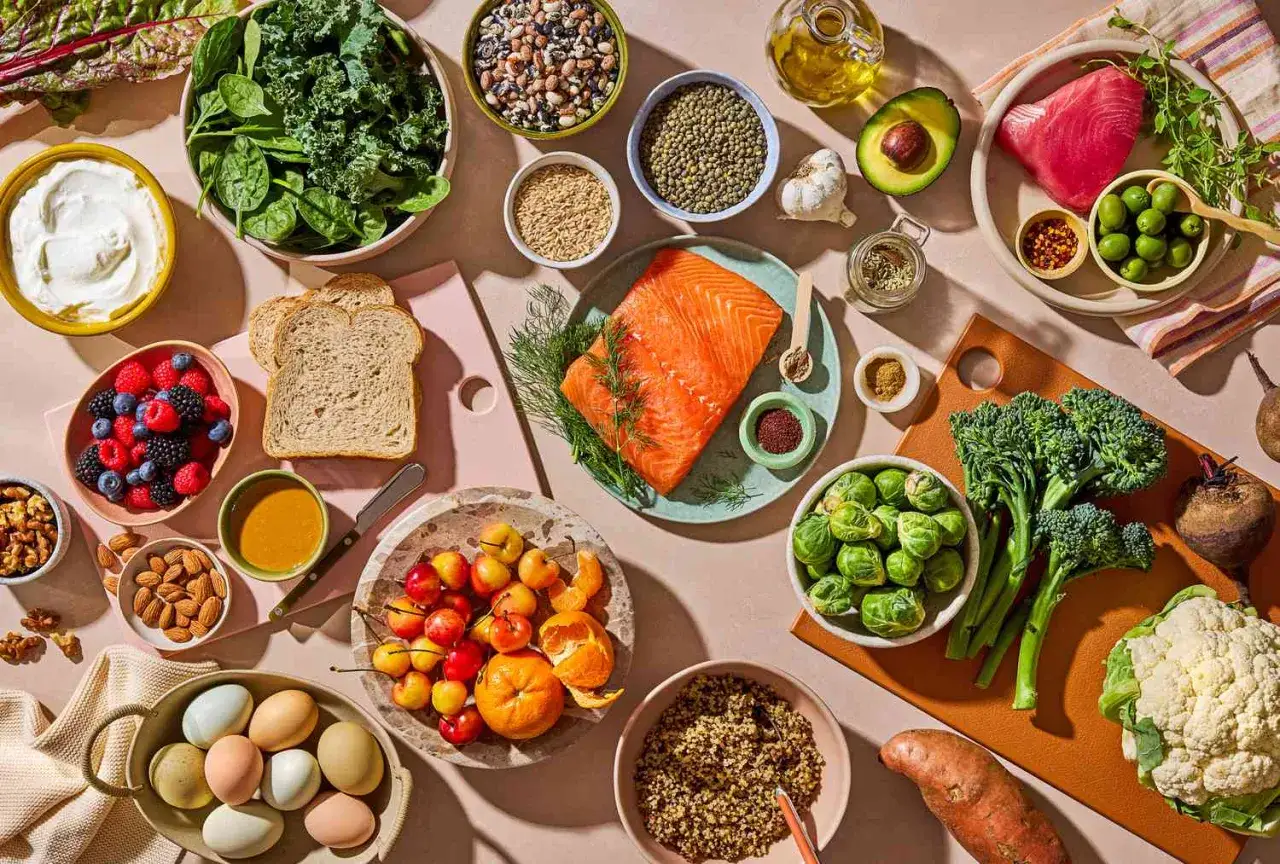 En härlig samling av ingredienser som lax, bär, grönsaker och nötter, perfekta för en antiinflammatorisk kost.