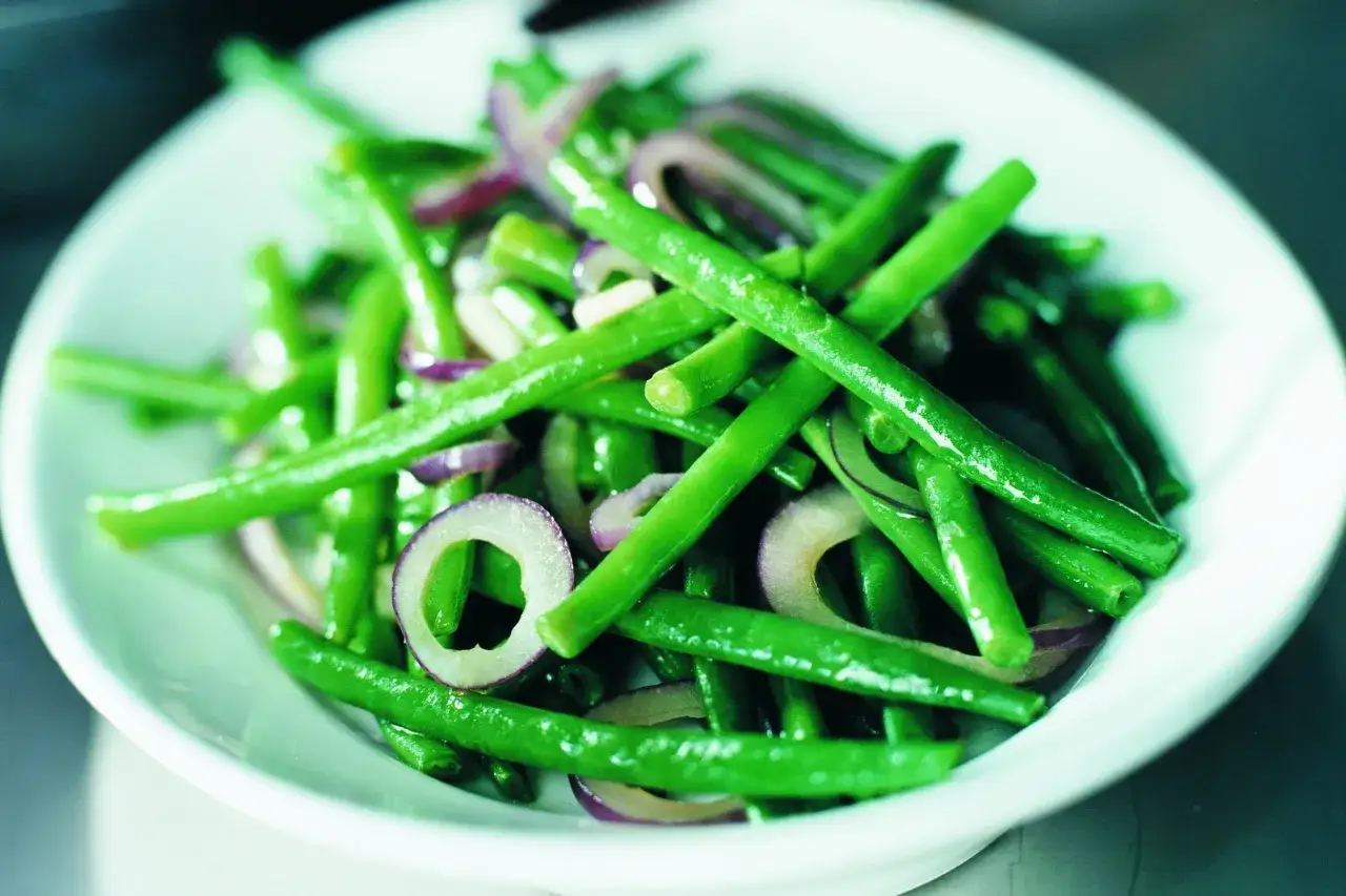 En sk&aring;l med fr&auml;scha haricots verts och r&ouml;dl&ouml;k. En nyttig och f&auml;rgstark r&auml;tt som passar till det mesta.