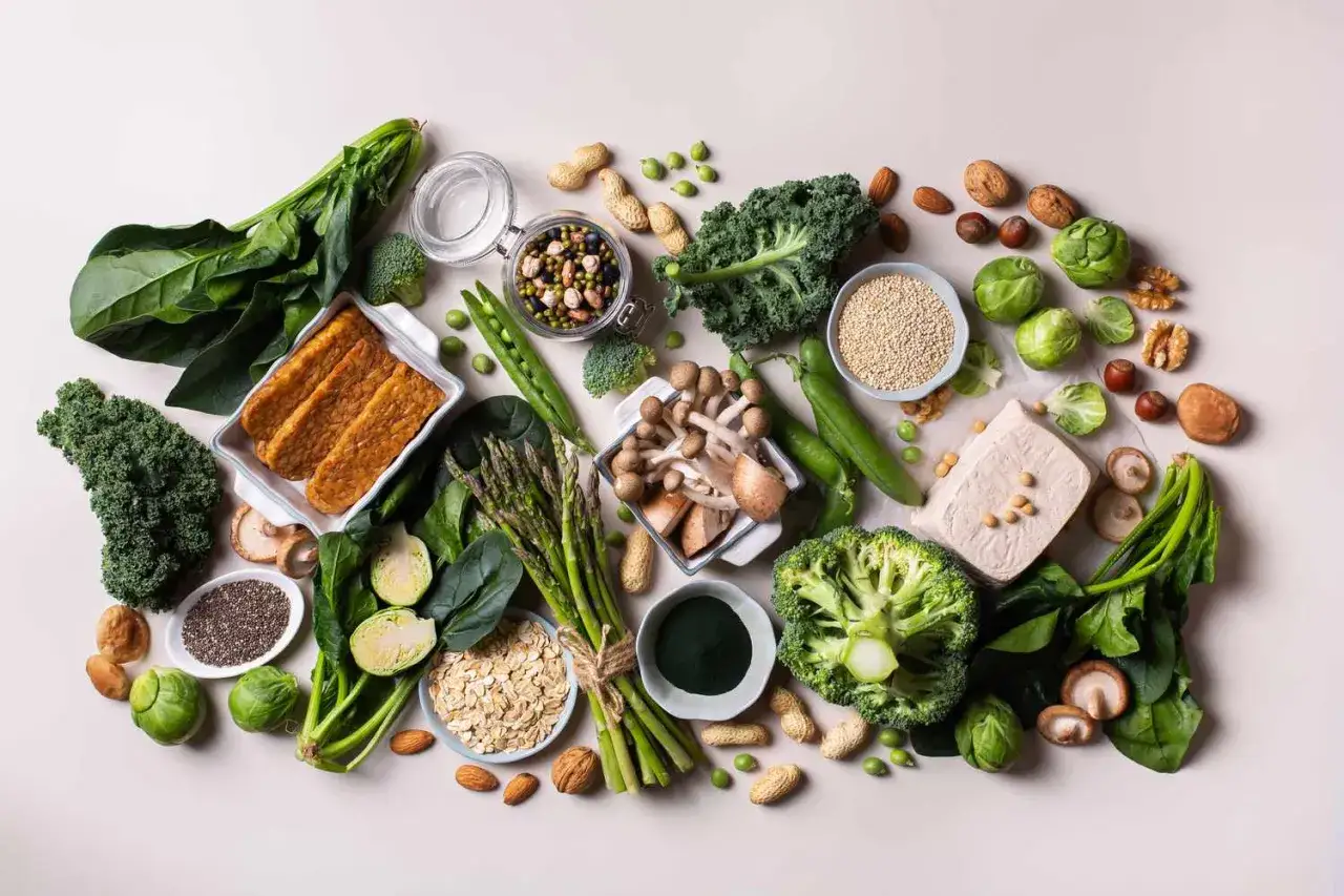 En m&auml;ngd v&auml;xtbaserade livsmedel som tempeh, tofu, n&ouml;tter, fr&ouml;n, baljv&auml;xter och gr&ouml;nsaker f&ouml;r att f&aring; i sig mer protein.