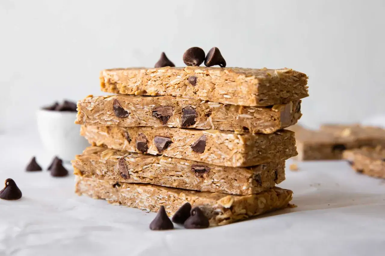 En stapel hemgjorda proteinbars med chokladbitar, perfekt f&ouml;r ett snabbt proteinbar recept.