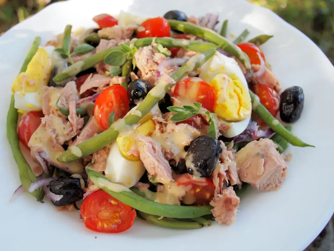 En fräsch tonfisksallad med gröna bönor, ägg, tomater och oliver. Ett perfekt 5:2 recept för en lätt lunch.