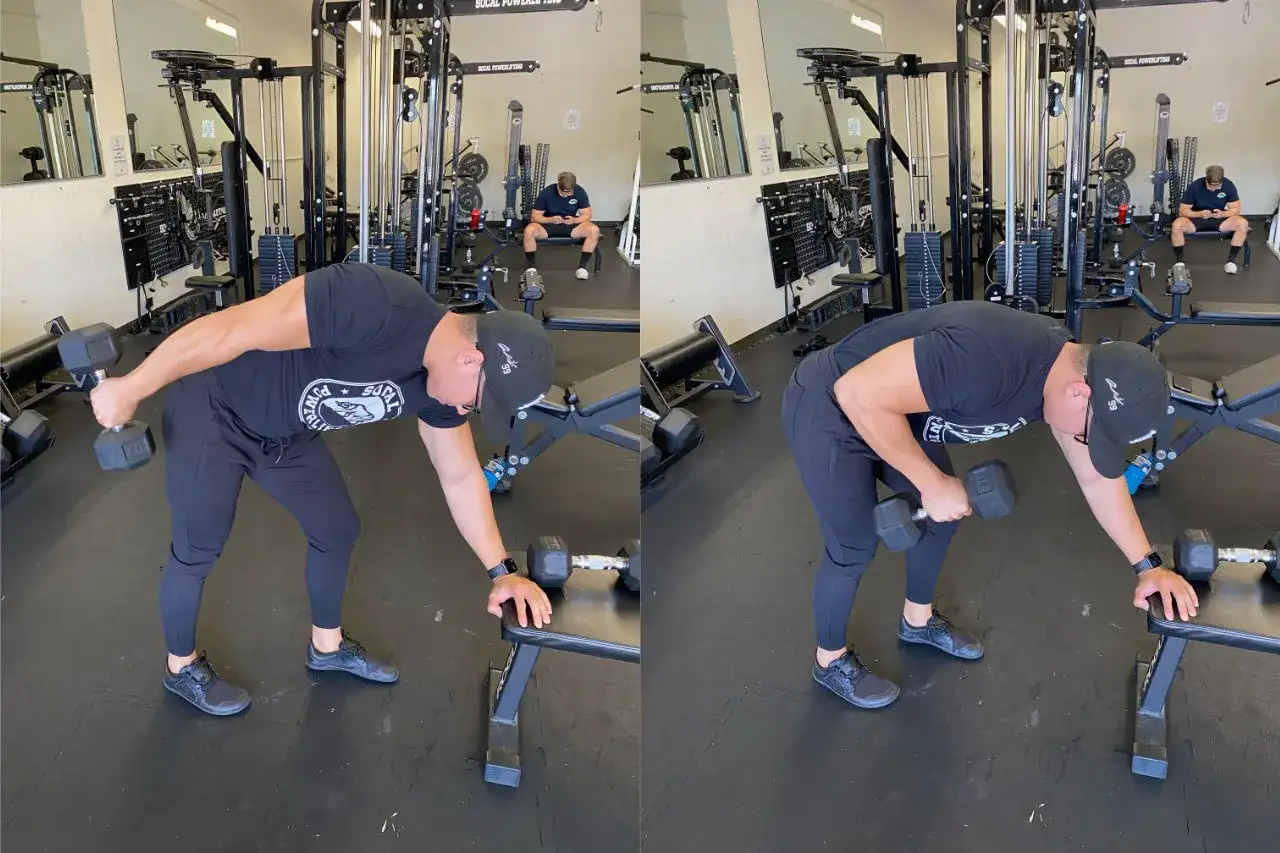 Man utf&ouml;r triceps med hantlar i ett gym. Han lutar sig fram&aring;t, med ena handen p&aring; en b&auml;nk f&ouml;r st&ouml;d, och lyfter en hantel med den andra armen.