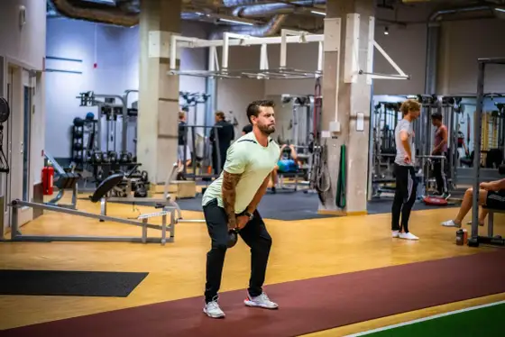 Helkroppsträning på gymmet - Bygg styrka & undvik misstag