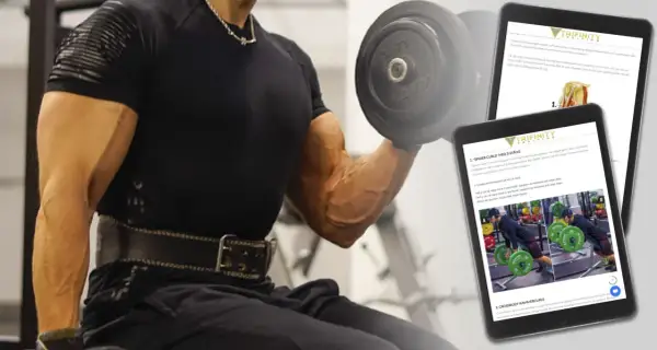 Man med väldefinierade biceps utför en hantelcurl. En surfplatta visar instruktioner för bicepsövningar, inklusive "cable biceps curl".