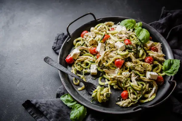 Zucchinipasta med kyckling, fetaost och körsbärstomater. Ett perfekt keto recept för en snabb och god middag.